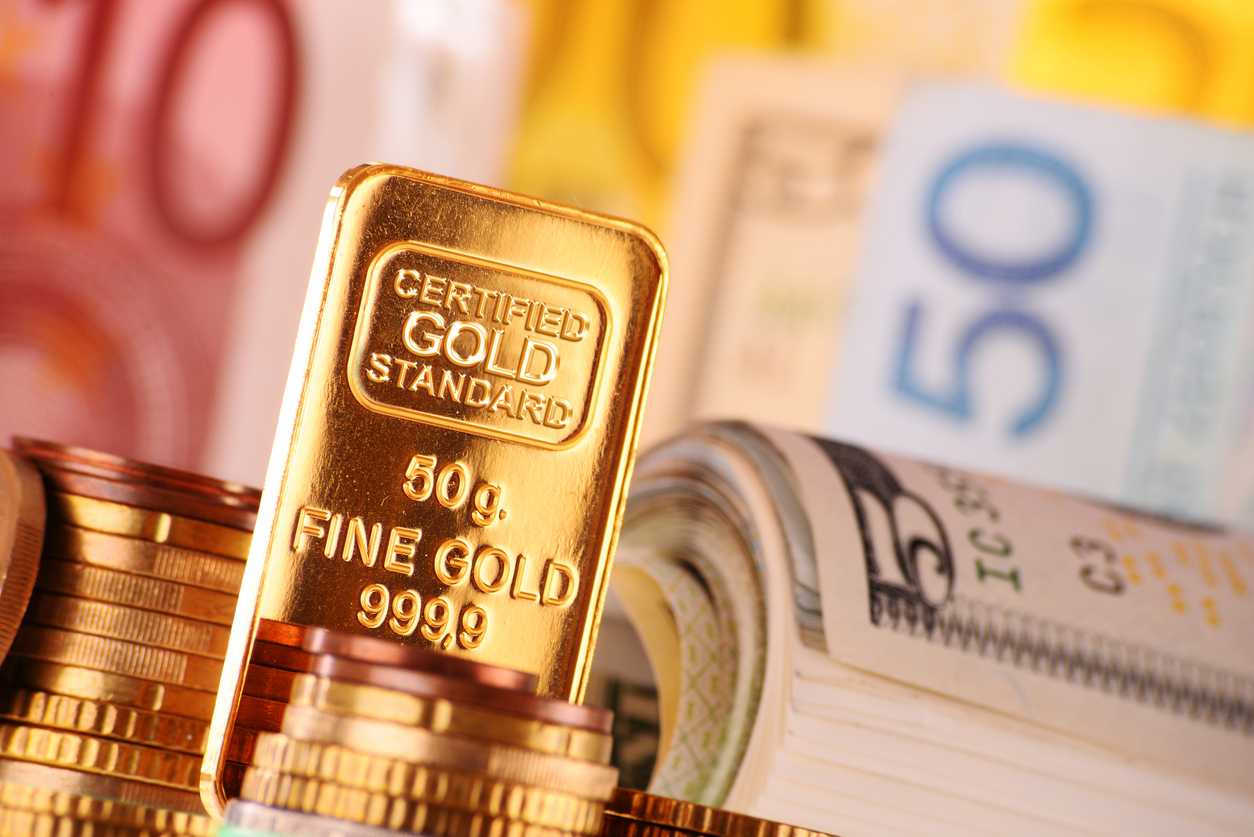 Gold hits seven-week low as oil surge fuels rate hike bets