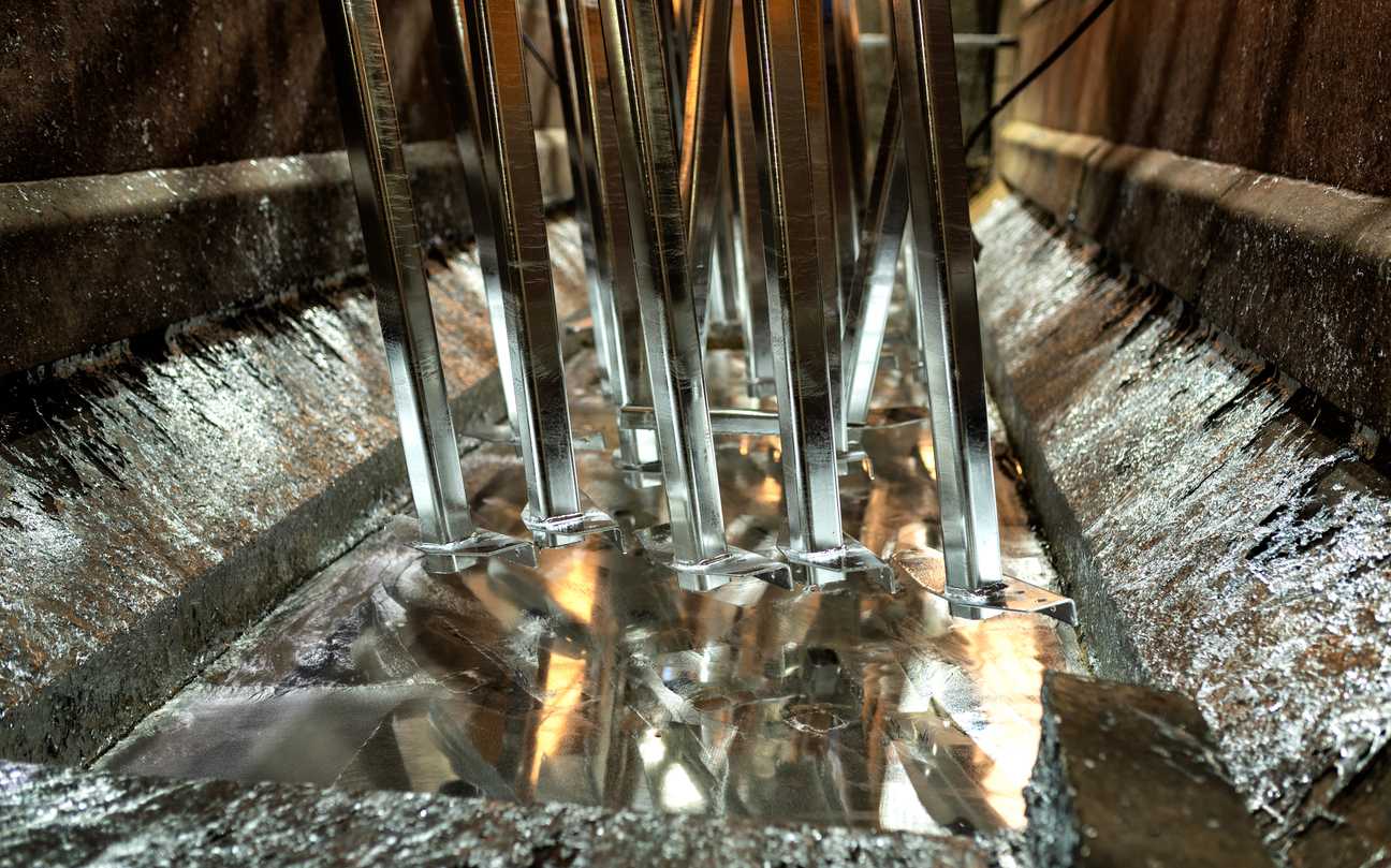 Zinc hits two-week high as tight stocks spur bullish sentiment