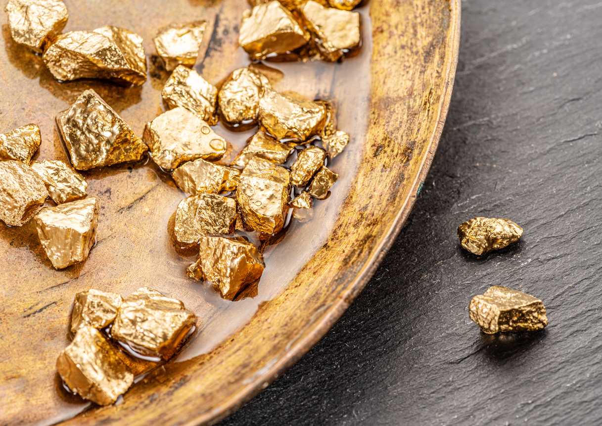 Gold eases on higher oil prices ahead of Fed decision